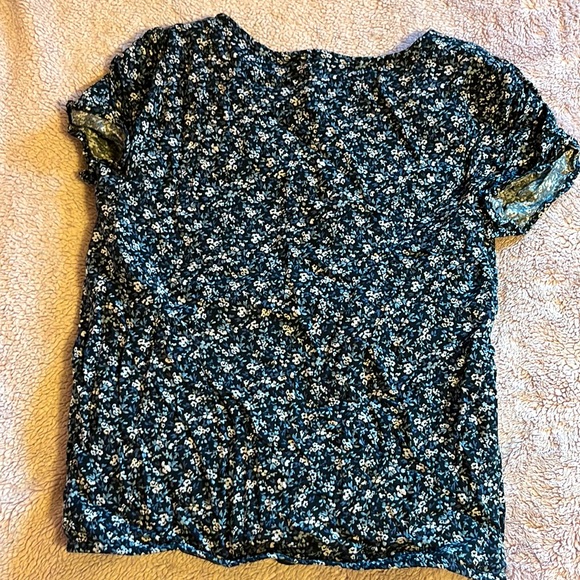 Abercrombie kids blouse blue with blue and white flower design - Picture 2 of 3